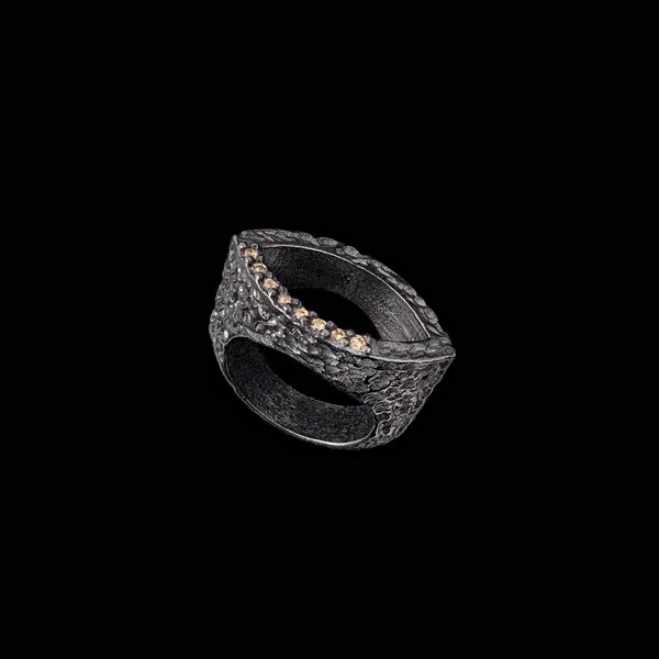 Anillo Meteora de plata negra y circonitas caramelo Ceres