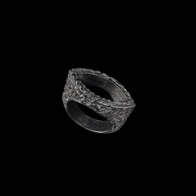 Anillo Meteora de plata negra y circonitas negras Ceres